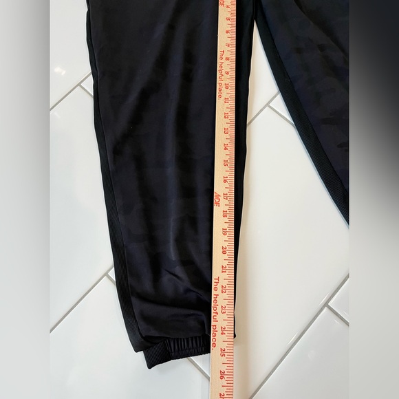 Athleta Women’s Black Camouflage Lined Joggers - Picture 7 of 8